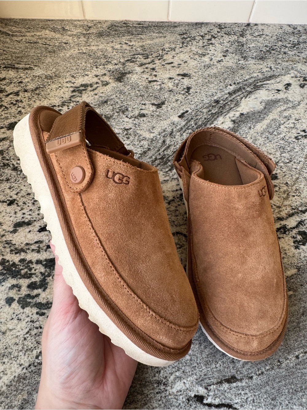 Kid’s UGG Goldenstar Clog Chestnut. Size 2. EUC